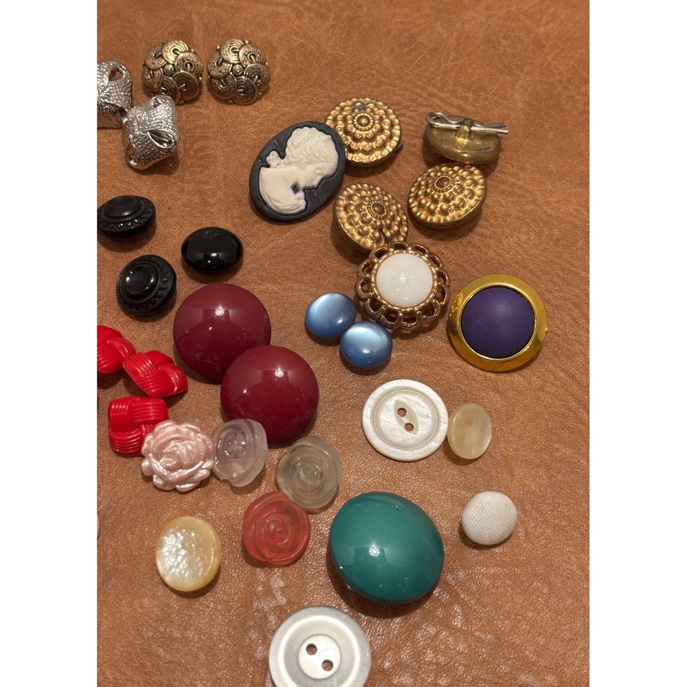 Vintage Mixed Button Lot Cameo Mother of Pearl Floral Gold Tone Crafting Sewing - Picture 4 of 7
